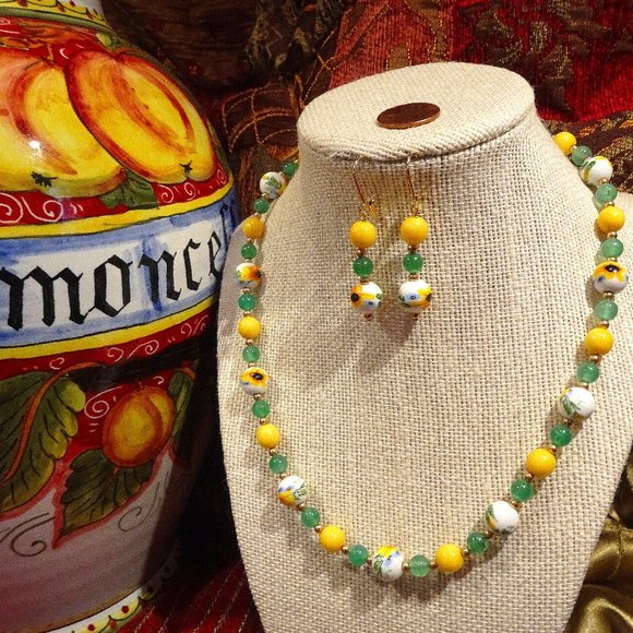 Handmade necklace/earring set in festive design with bold colors - Picture 1 of 8